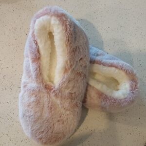 Lemon Plush Faux-Fur Slip-On Women's Slippers in Light Pink and Cream